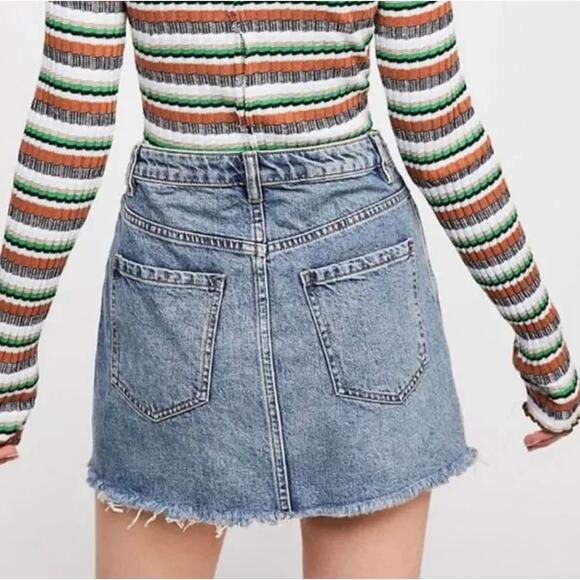 We the Free Free People Zip It Up Denim Frayed Hem Mini Skirt in Blue Size 30 - Picture 2 of 10